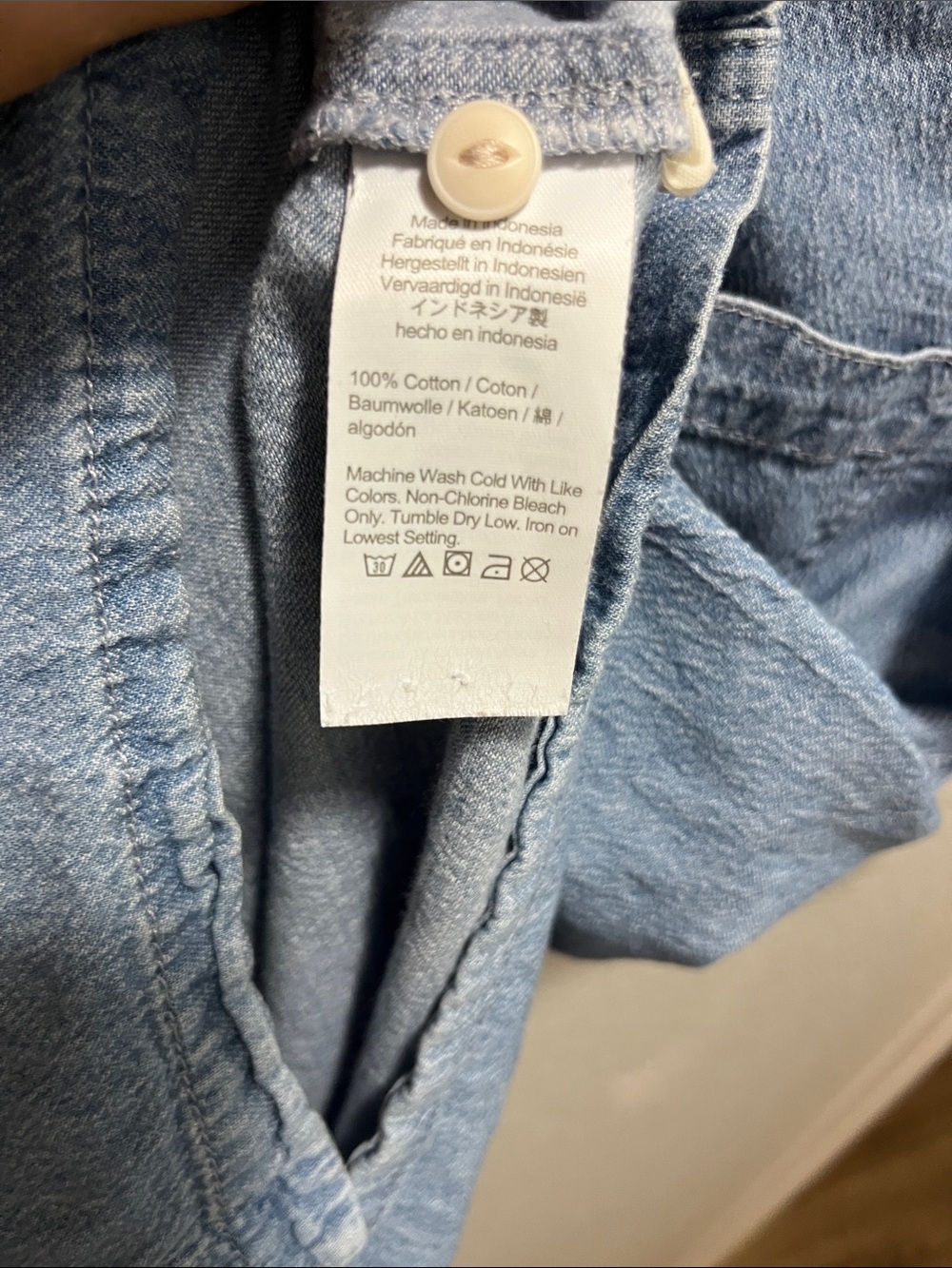 Madewell Woman’s Light Blue Short-Sleeve Denim Button-Up Shirt - Picture 4 of 4